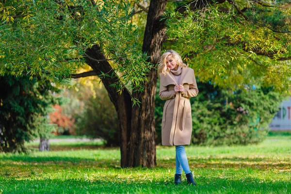 Piękne Eleganckie Blond Kobieta Ubrana Wieszak Stojący Pod Drzewem Parku — Zdjęcie stockowe