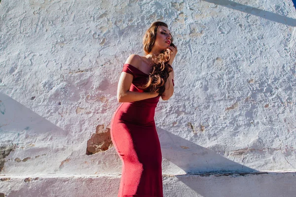 Hermosa Joven Con Largo Vestido Noche Rojo Pie Junto Vieja — Foto de Stock