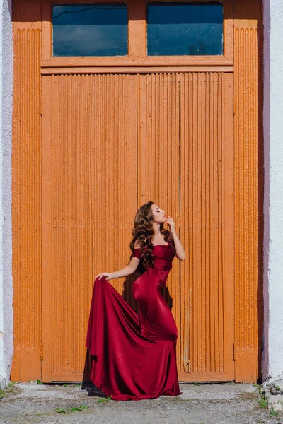 Красива Молода Жінка Довгій Червоній Вечірній Сукні Поїздом Стоїть Поруч — стокове фото