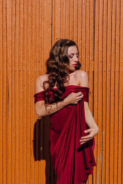 Hermosa Joven Con Largo Vestido Noche Rojo Con Tren Pie — Foto de Stock