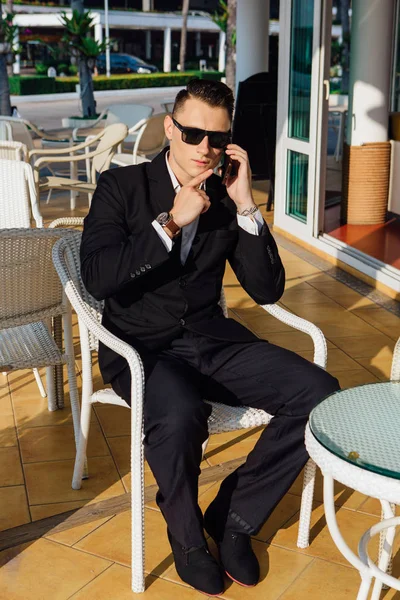 Bonito Homem Negócios Falando Telefone Durante Coffee Break Café — Fotografia de Stock