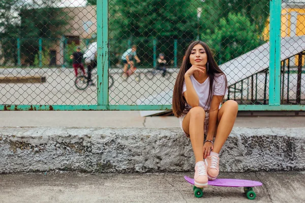 Zomer Levensstijl Foto Van Trendy Mooie Jonge Meisje Zit Naast — Stockfoto