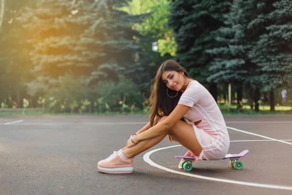 Portrét Usměvavé Brunetky Sedící Skateboardu Basketbalovém Hřišti Šťastná Žena Módní — Stock fotografie