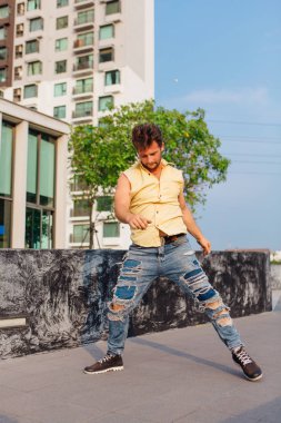 Breakdance sokakta dans sakallı genç yakışıklı adam.