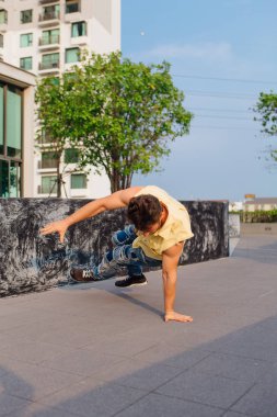 Breakdance sokakta dans sakallı genç yakışıklı adam.