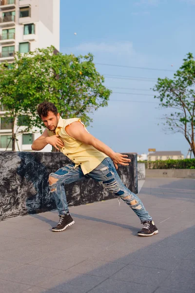 Jovem Bonitão Com Barba Dançando Breakdance Rua — Fotografia de Stock