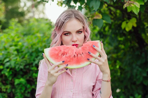 Hermosa Joven Con Pelo Rosa Disfrutando Sandía Jugosa Dulce — Foto de Stock