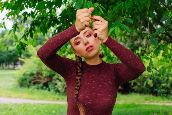 Красивая Молодая Женщина Длинной Косой Розовые Очки Вишневые Серьги Нажатием — стоковое фото