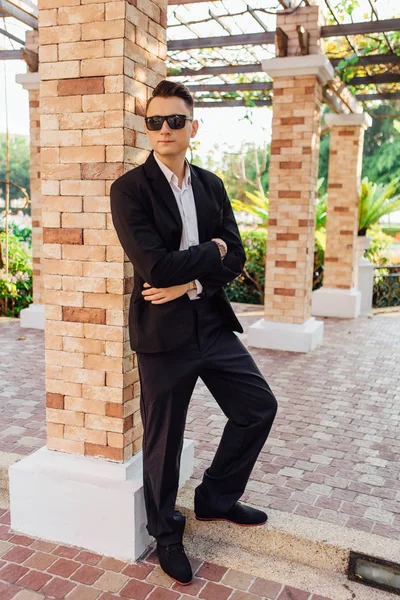 Joven Hombre Guapo Elegante Posando Parque Moderno Ciudad Con Traje —  Fotos de Stock