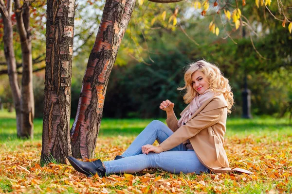 Joven Hermosa Mujer Sentada Bajo Árbol Cubierta Del Suelo Con —  Fotos de Stock