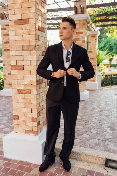 Joven Hombre Guapo Elegante Posando Parque Moderno Ciudad Con Traje —  Fotos de Stock