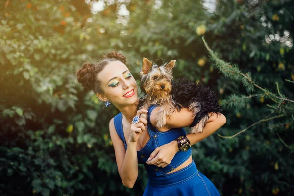 Giovane Bella Donna Con Yorkshire Terrier Vicino Cespuglio Verde — Foto Stock