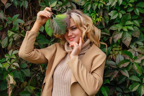 Joven Hermosa Mujer Suéter Abrigo Encuentra Junto Fondo Las Uvas — Foto de Stock