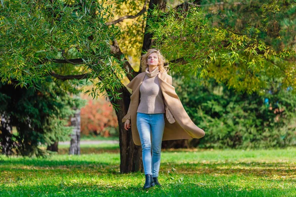 Mooie Elegante Blonde Vrouw Gekleed Een Jas Staan Onder Boom — Stockfoto