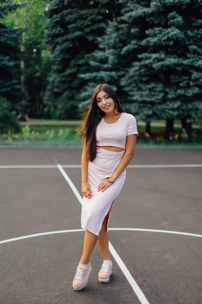 Mulher Morena Encantadora Vestida Com Vestido Rosa Posando Quadra Basquete — Fotografia de Stock