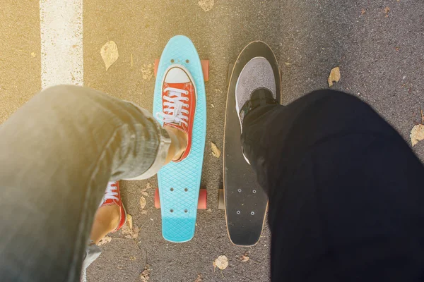 关闭英尺的一个女孩在红色运动鞋乘坐蓝便士滑板用粉红色的轮子 城市的场景 城市生活 健身生活方式 — 图库照片