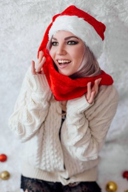 Santa claus şapka Noel süslemeleri ile mutlu heyecanlı genç kadın