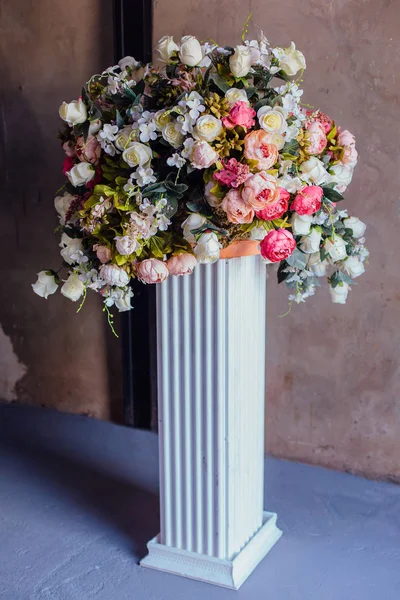 Grande Buquê Feito Diferentes Tipos Flores Artificiais Suporte — Fotografia de Stock