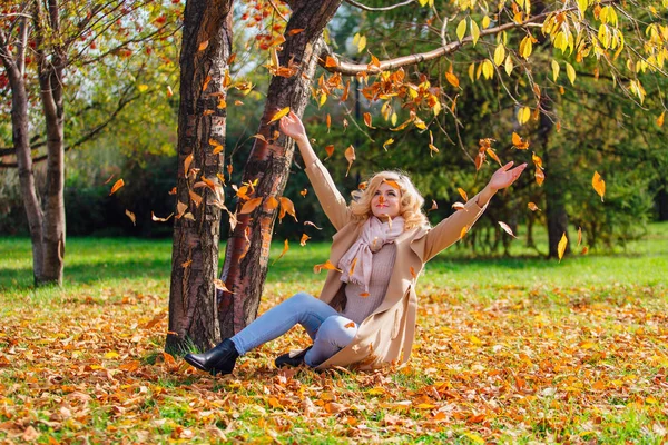 Giovane Bella Donna Bionda Che Vomita Foglie Cadute Autunno Sopra — Foto Stock