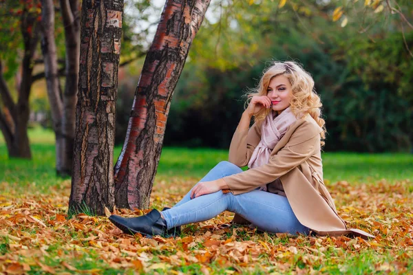 Jovem Mulher Bonita Sentada Sob Árvore Cobertura Chão Com Folhas — Fotografia de Stock