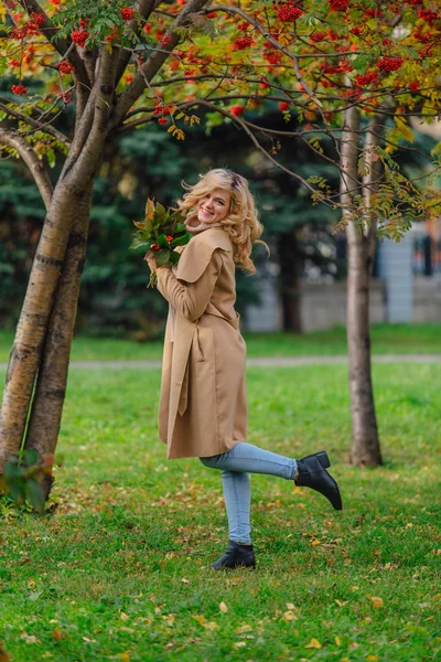 Bella Donna Bionda Elegante Vestita Con Cappotto Piedi Sotto Albero — Foto Stock