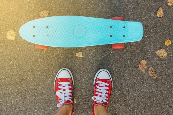 Közelről Lábát Lány Piros Cipők Kék Penny Rája Board Pink — Stock Fotó