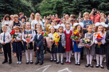 Novokuznetsk, Kemerovo bölgesi, Rusya - Eylül, 1, 2018: birinci sınıf öğrencileri ve okul öğretmeni ile Toplantı. Rusya'da bilgi günü.