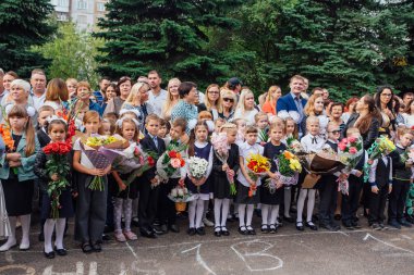 Novokuznetsk, Kemerovo bölgesi, Rusya - Eylül, 1, 2018: birinci sınıf öğrencileri ve okul öğretmeni ile Toplantı. Rusya'da bilgi günü.