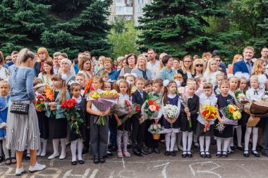 Novokuznetsk, Kemerovo bölgesi, Rusya - Eylül, 1, 2018: birinci sınıf öğrencileri ve okul öğretmeni ile Toplantı. Rusya'da bilgi günü.