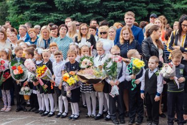 Novokuznetsk, Kemerovo bölgesi, Rusya - Eylül, 1, 2018: birinci sınıf öğrencileri ve okul öğretmeni ile Toplantı. Rusya'da bilgi günü.