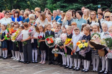 Novokuznetsk, Kemerovo bölgesi, Rusya - Eylül, 1, 2018: birinci sınıf öğrencileri ve okul öğretmeni ile Toplantı. Rusya'da bilgi günü.