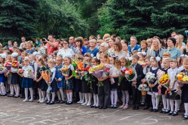 Novokuznetsk, Kemerovo bölgesi, Rusya - Eylül, 1, 2018: birinci sınıf öğrencileri ve okul öğretmeni ile Toplantı. Rusya'da bilgi günü.