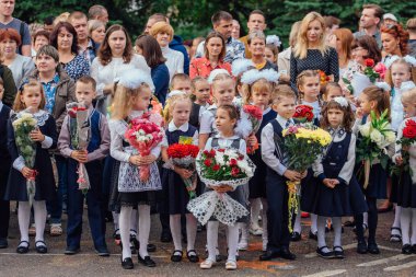 Novokuznetsk, Kemerovo bölgesi, Rusya - Eylül, 1, 2018: birinci sınıf öğrencileri ve okul öğretmeni ile Toplantı. Rusya'da bilgi günü.