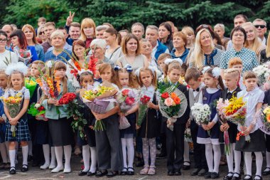 Novokuznetsk, Kemerovo bölgesi, Rusya - Eylül, 1, 2018: birinci sınıf öğrencileri ve okul öğretmeni ile Toplantı. Rusya'da bilgi günü.