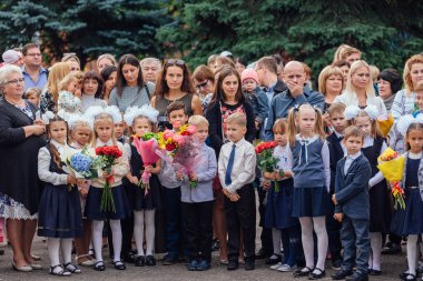 Novokuznetsk, Kemerovo bölgesi, Rusya - Eylül, 1, 2018: birinci sınıf öğrencileri ve okul öğretmeni ile Toplantı. Rusya'da bilgi günü.
