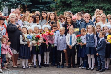 Novokuznetsk, Kemerovo bölgesi, Rusya - Eylül, 1, 2018: birinci sınıf öğrencileri ve okul öğretmeni ile Toplantı. Rusya'da bilgi günü.