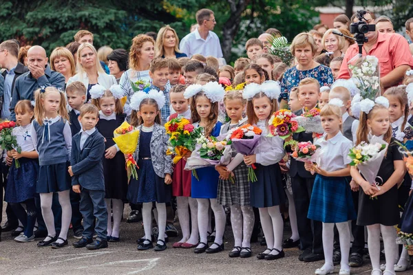 Novokuznetsk, Kemerovo bölgesi, Rusya - Eylül, 1, 2018: birinci sınıf öğrencileri ve okul öğretmeni ile Toplantı. Rusya'da bilgi günü.