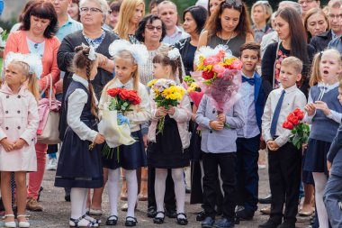 Novokuznetsk, Kemerovo bölgesi, Rusya - Eylül, 1, 2018: birinci sınıf öğrencileri ve okul öğretmeni ile Toplantı. Rusya'da bilgi günü.