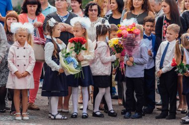 Novokuznetsk, Kemerovo bölgesi, Rusya - Eylül, 1, 2018: birinci sınıf öğrencileri ve okul öğretmeni ile Toplantı. Rusya'da bilgi günü.