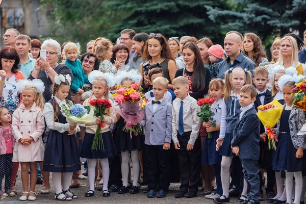 ノヴォクズネツク ケメロヴォ地域 ロシア連邦 2018 小学一年生と校庭で先生との出会い ロシアにおける知識の日 — ストック写真