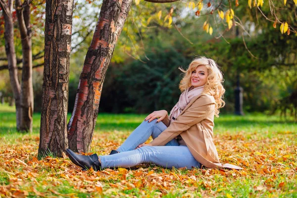 Junge Schöne Frau Sitzt Unter Dem Baum Auf Dem Boden — Stockfoto