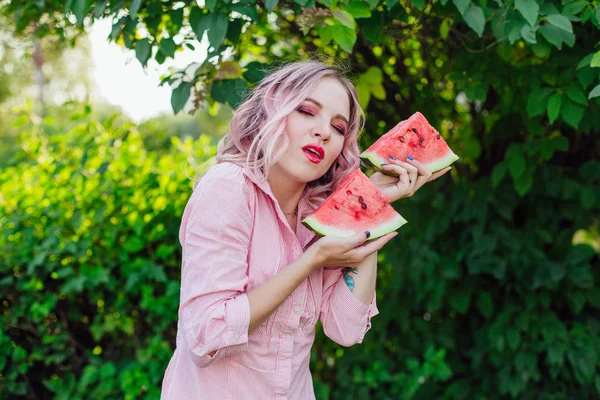 Hermosa Joven Con Pelo Rosa Sosteniendo Dos Rebanadas Sandía Jugosa — Foto de Stock