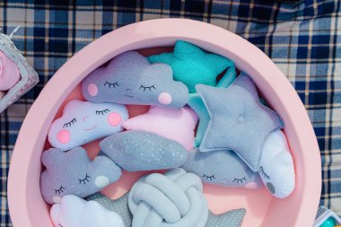 Bulutlar ve yıldız şeklinde gri ve pembe çocuğun yastıklar