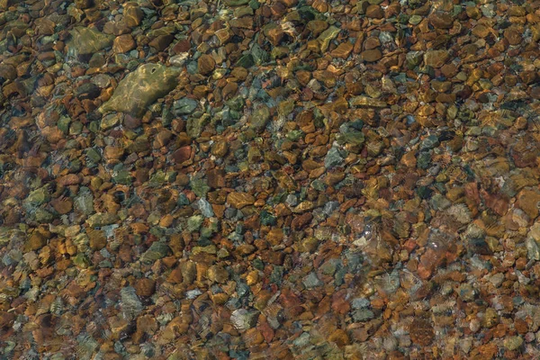 海底不同形状和大小的彩色宝石背景 — 图库照片
