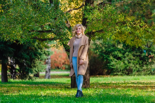 Mooie Elegante Blonde Vrouw Gekleed Een Jas Staan Onder Boom — Stockfoto