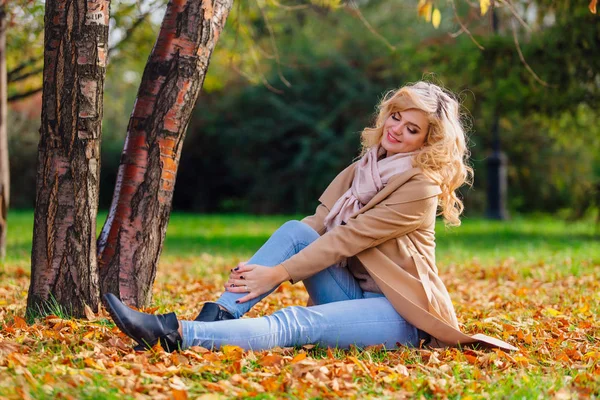 Junge Schöne Frau Sitzt Unter Dem Baum Auf Dem Boden — Stockfoto