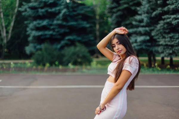 Mulher Morena Encantadora Vestida Com Vestido Rosa Posando Quadra Basquete — Fotografia de Stock