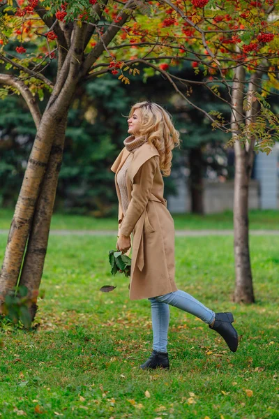 Piękne Eleganckie Blond Kobieta Ubrana Wieszak Stojący Pod Drzewa Jarzębiny — Zdjęcie stockowe