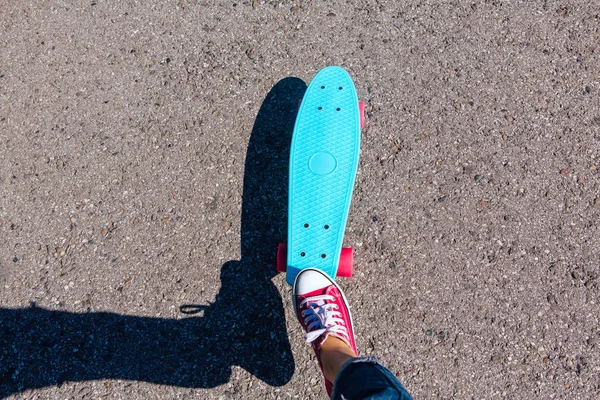 Nahaufnahme Eines Mädchens Roten Turnschuhen Auf Einem Blauen Penny Skateboard — Stockfoto