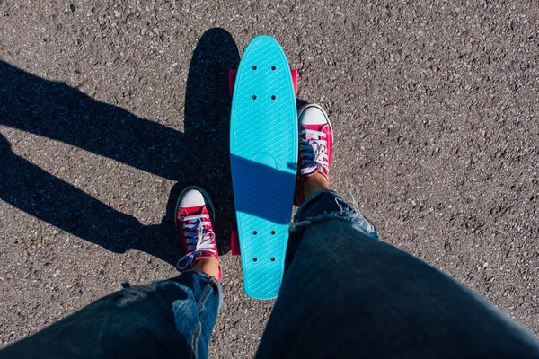 Feche Pés Uma Menina Tênis Vermelho Azul Penny Skate Board — Fotografia de Stock